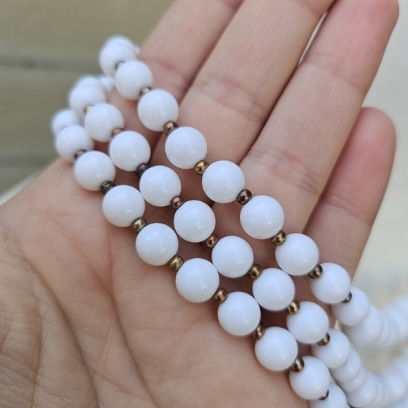 white graduated layered beaded necklace with multicolor separators - Picture 3 of 3